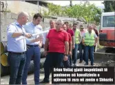  ??  ?? Erion Veliaj gjatë inspektimi­t të punimeve në kanalizimi­n e ujërave të zeza në zonën e Shkozës