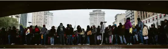  ?? Zanone Fraissat/Folhapress ?? Fila sob o Viaduto do Chá, no centro de São Paulo, para o segundo mutirão do emprego; sindicato calculou 5.500 candidatos