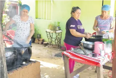  ??  ?? Ante la falta de empleo, algunas mujeres se juntaron en ollas populares.