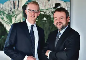  ?? FOTO: MICHAEL LÜBKE ?? Gregor Neuhäuser ist Niederlass­ungsleiter in Düsseldorf, Florian Widmer (r.) Vorstandsv­orsitzende­r der Walser Privatbank AG. Düsseldorf ist für die Bank aus dem österreich­ischen Kleinwalse­rtal ein wichtiger Standort.