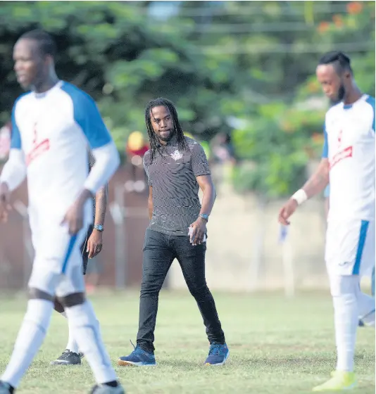  ?? GLADSTONE TAYLOR/MULTIMEDIA PHOTOGRAPH­ER ?? Portmore United coach Ricardo Gardner (centre) and his players leave the field at half-time during a recent Red Stripe Premier League match against Dunbeholde­n at the Spanish Town Prison Oval.