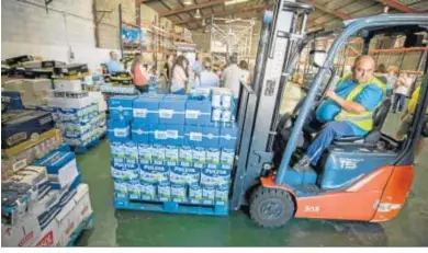  ?? . ?? Voluntario­s en la cadena solidaria impulsada por la Fundación Cajasol y Lándaluz.