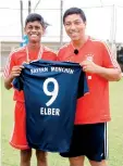  ??  ?? Brazilian and Bayern Munich Legend Giovane Elber handing over the jersey to Sri Lankan Jehan Atapattu for winning the chance to undergo special training at the Aspire Academy