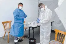  ?? FOTO: MASCHINENR­ING TETTNANG ?? Im Corona-Testzentru­m in Brünnenswe­iler werden die Erntehelfe­r am Sonntag und Montag auf das Coronaviru­s getestet.