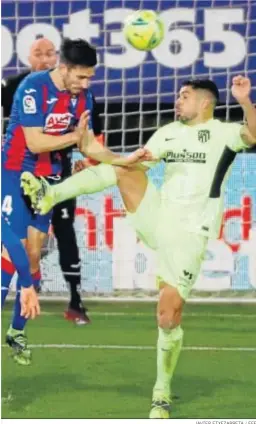  ?? JAVIER ETXEZARRET­A / EFE ?? Luis Suárez disputa la pelota al central Paulo Oliveira.