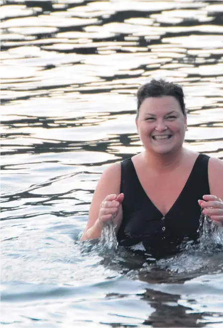  ??  ?? Anne Elisabeth Jensen syns det er utrolig godt å ta seg et bad i sjøen, også i desember.