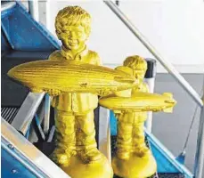  ?? FOTO: MUSEUM ?? Die Identifika­tionsfigur für Friedrichs­hafen, den Zeppelinju­nge, gibt es nun ab sofort auch in Gold.