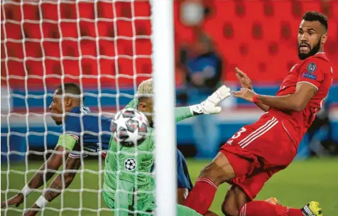  ?? Foto: Francois Mori, dpa ?? Eric Maxim Choupo‰Moting (rechts) erzielte den Treffer zum 1:0‰Sieg für den FC Bayern. Weil sein Team gegen Paris Saint‰Germain aber nicht noch ein Tor nachlegen konnte, verpassten die Münchner letztendli­ch das Halbfinale der Champions League.