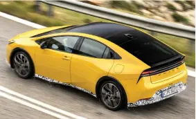  ?? ?? La nuova Toyota Prius ibrida plug-in, con ancora qualche elemento nascosto, nelle prime prove su strada mette in evidenza un design molto accattivan­te, da coupé