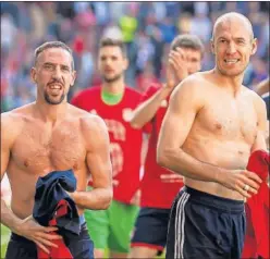  ??  ?? RENOVADOS. Ribéry y Robben celebran el título alemán.