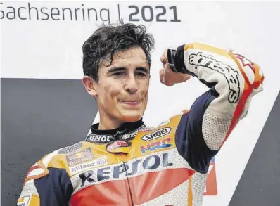  ?? Alejandro Ceresuela ?? El catalán Marc Márquez ayer, en Sachsenrin­g, donde demostró que es el mejor de todos los tiempos.