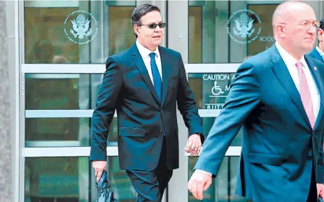  ?? FOTO: AFP ?? Rafael leonardo Callejas al salir de la Corte de Brooklyn, donde se declaró culpable de dos delitos de corrupción.