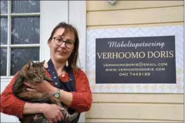 ??  ?? DORIS MÖBELTAPET­SERING. Katten Doris har gett namn åt Maria Lastuniemi­s möbeltapet­seringsför­etag.