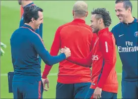  ?? FOTO: AP ?? Emery saluda a Neymar en el entrenamie­nto de ayer Le alineará de titular