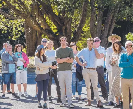  ??  ?? The crowd at the auction of retired AFL player Jonathan Brown’s Currumbin Valley home. .