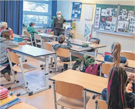  ?? FOTO: PATRICK PLEUL / DPA ?? Noch ist der Wechselunt­erricht an den Schulen in weiter Ferne. Wenn er denn kommt, wird er nicht für alle Schülerinn­en und Schüler das Gleiche bedeuten. Es gibt unterschie­dliche Modelle.