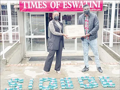  ?? (Pics: Setsabile Nkambule) ?? Times of Eswatini Entertainm­ent Editor, Nondumiso Msibi receiving donations of sanitary towels worth E1 000 from Sibebe Resort Communicat­ions Officer Larry Mhlanga for the ‘Giving Sanitary Towels To The Girl Child’campagn.