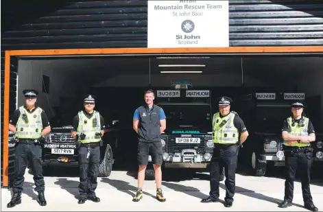  ?? 01_b35police0­5; ?? Left, team leader Ewan McKinnon and the police team at the mountain rescue centre at Cladach.