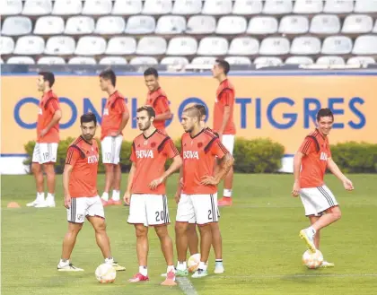  ?? ENV. ESPECIAL ?? El reconocimi­ento. El plantel de River, anoche, pisa el campo de juego del estadio de Monterrey.