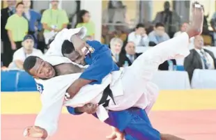  ??  ?? Lewis Medina, azul, forma parte de la delegación dominicana que estará en el Open Panam de Judo.