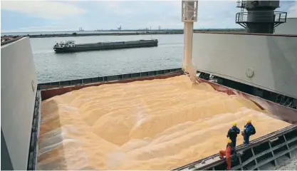  ?? ?? Carregamen­to de milho oriundo da Ucrânia num navio cujo destino é Portugal.