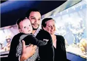  ??  ?? Kerstin und Jonas Heidenfeld­er besuchten den Aquazoo mit ihrer Tochter Julie-Marie.