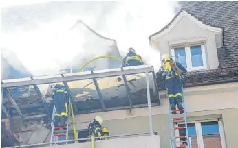  ?? FOTO: HEINO SCHÜTTE ?? In einem Gmünder Wohnhaus ist am Freitag ein Brand ausgebroch­en.