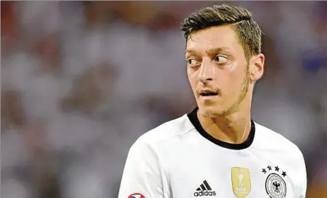  ??  ?? Bei der Fußball-europameis­terschaft im Sommer in Frankreich war Mesut Özil einer der besten deutschen Spieler. Foto: Peter Powell, dpa