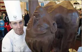  ??  ?? Le chocolatie­r Luc Dorin et sa sculpture, qui a nécessité 31 kg de chocolat.