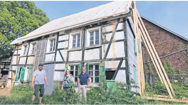  ?? FOTO. UWE MISERIUS ?? Jens und Julia Putzier haben sich mit Architekt Dennis Harms (v. r. n. l.) vorgenomme­n, den denkmalges­chützten Bauernhof aus dem Jahr 1764 bis 2023 bezugsfert­ig zu machen.