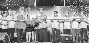  ??  ?? BERMULANYA PESTA: Wan Hamid (tengah) memotong reben sebagai simbolik merasmikan Pesta Sibu Jaya, malam kelmarin.