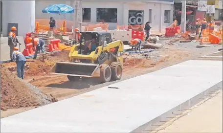  ??  ?? Luego de mucho tiempo, ayer se volvió a ver a obreros realizando trabajos con intensidad en zona de obras de metrobús.