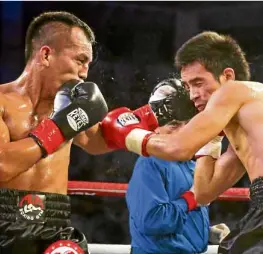  ?? —CDNPHOTO/LITO TECSON ?? Milan Melindo punishes Thai opponent Fahlan Sakkareen Jr.