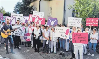  ?? FOTO: AFI ?? Der Aalener katholisch­e Frauenbund hatte den Bischofsbe­such in Aalen zum Anlass für eine Demonstrat­ion genommen.