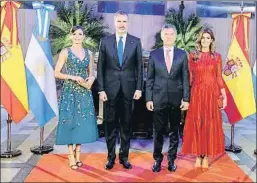  ?? HANDOUT / GETTY ?? Blanco y azul. En su primer encuentro, Letizia lució un vestido color tiza de Pedro del Hierro y Juliana, un modelo azul con topos blancos