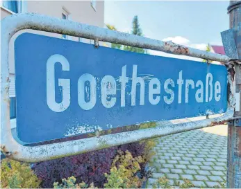  ?? FOTO: KOU ?? In der Goethestra­ße soll sich bald einiges tun. Denn nicht nur das Schild der Goethestra­ße ist in die Jahre gekommen, auch die Straße selbst befindet sich aktuell noch in einem schlechten Zustand.