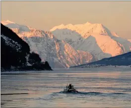  ?? FOTO: JAN R. OLSEN ?? Arkivbilde av isbryting på Kåfjorden. Det er ikke samme båt som drifter tjenesten i dag.