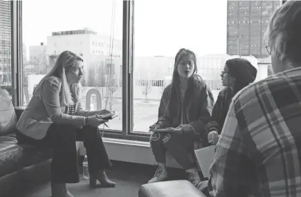  ?? PHOTOS SUBMITTED BY STEPHANIE WOTT/CCAD ?? From left: Veteran Arts Initiative coordinato­r Heather Seymour discusses the documentar­y video project “Re-story: Transformi­ng Veteran Stories into Art” with potential student collaborat­ors Madeline Anson, Alyssa Morris and Michael Cheatham at the Columbus College of Art & Design.