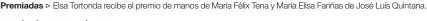  ?? ?? Premiadas Elsa Tortonda recibe el premio de manos de María Félix Tena y María Elisa Fariñas de José Luis Quintana. ▷