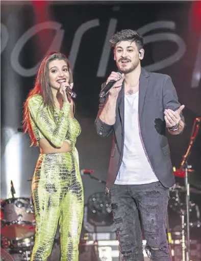  ?? ALBERT BONSFILLS ?? Ana Guerra con Cepeda, en uno de los conciertos de la gira que hoy les trae a la sala Multiusos de Zaragoza.