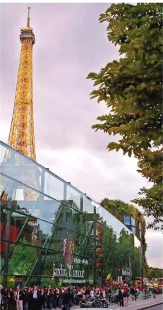  ?? FOTO: JEAN AYISSI/AFP ?? Im „Musée du quai Branly“, entworfen von Jean Novel und 2007 eröffnet, stellt Frankreich viele umstritten­e Werke aus ehemaligen Kolonien aus.