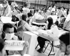  ??  ?? Scrutineer­s re-count ballots of the general election during a partial re-count in presidenti­al vote, at a vote counting centre in Tegucigalp­a. — Reuters photo