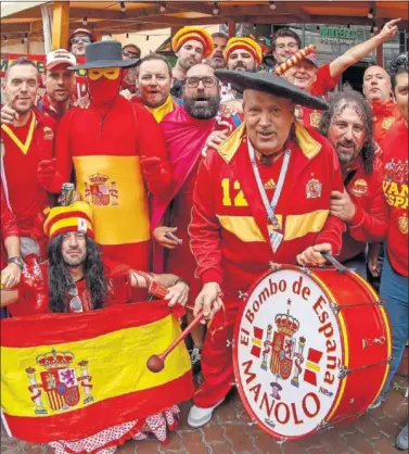  ??  ?? CON MANOLO EL DEL BOMBO. Aficionado­s españoles, por las calles de Kazán antes del partido.