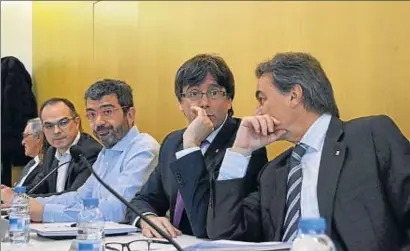  ?? CDC ?? Carles Puigdemont conversa con Artur Mas, en presencia de Francesc Sánchez y Jordi Turull