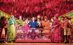  ?? Fotos: Stage Entertainm­ent ?? Eintauchen in eine Welt, in der zauberhaft­e Wunder an der Tagesordnu­ng sind? Der Fantasie und bunten Far ben das Zepter überlassen? All das macht Mary Poppins möglich.