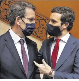  ?? J.J.Guillén / Efe ?? Núñez Feijóo y Pablo Casado, en la investidur­a de Ayuso, ayer.