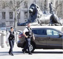  ?? ANSA ?? Inghilterr­a in guardia
La polizia a Trafalgar Square, a Londra, controlla vengano rispettate le ultime indicazion­i del premier Boris Johnson, che consentono ai cittadini britannici di uscire di casa soltanto per questioni di primaria necessità