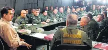  ??  ?? Pressão. Maduro reunido com a cúpula militar em Caracas