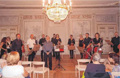  ?? FOTO: KURT ZIEGER ?? Das Kammerorch­ester Riedlingen lud zum sommerlich­en Schlosskon­zert in den Goldenen Saal Bad Buchau.