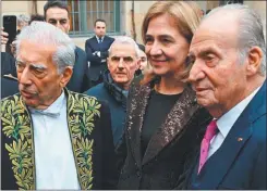  ?? FOTOS: AFP ?? AMISTAD. Vargas Llosa con Juan Carlos I y su hija Cristina.